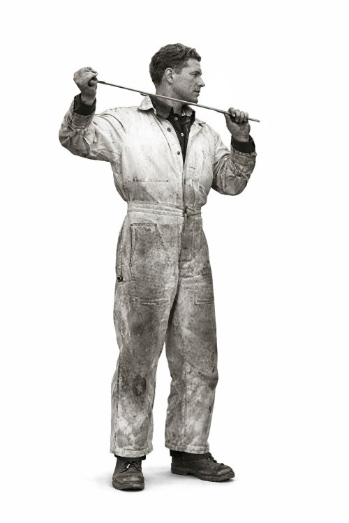 Gegenereerde-afbeelding--Mechanic-in-action-met-gereedschap.jpg